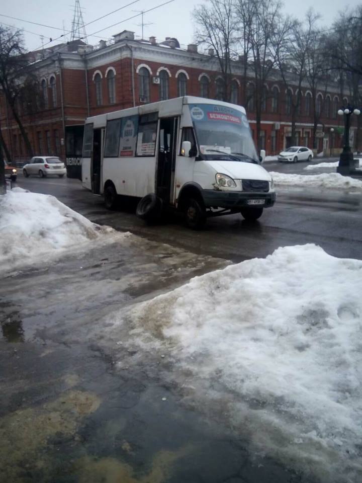 "Заряд енергії на цілий день": в Полтаві у маршрутки на ходу відпало колесо (фото)